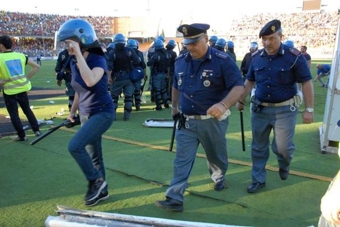 L'intervento della polizia per sedare la furia dei tifosi del Lecce. Ansa